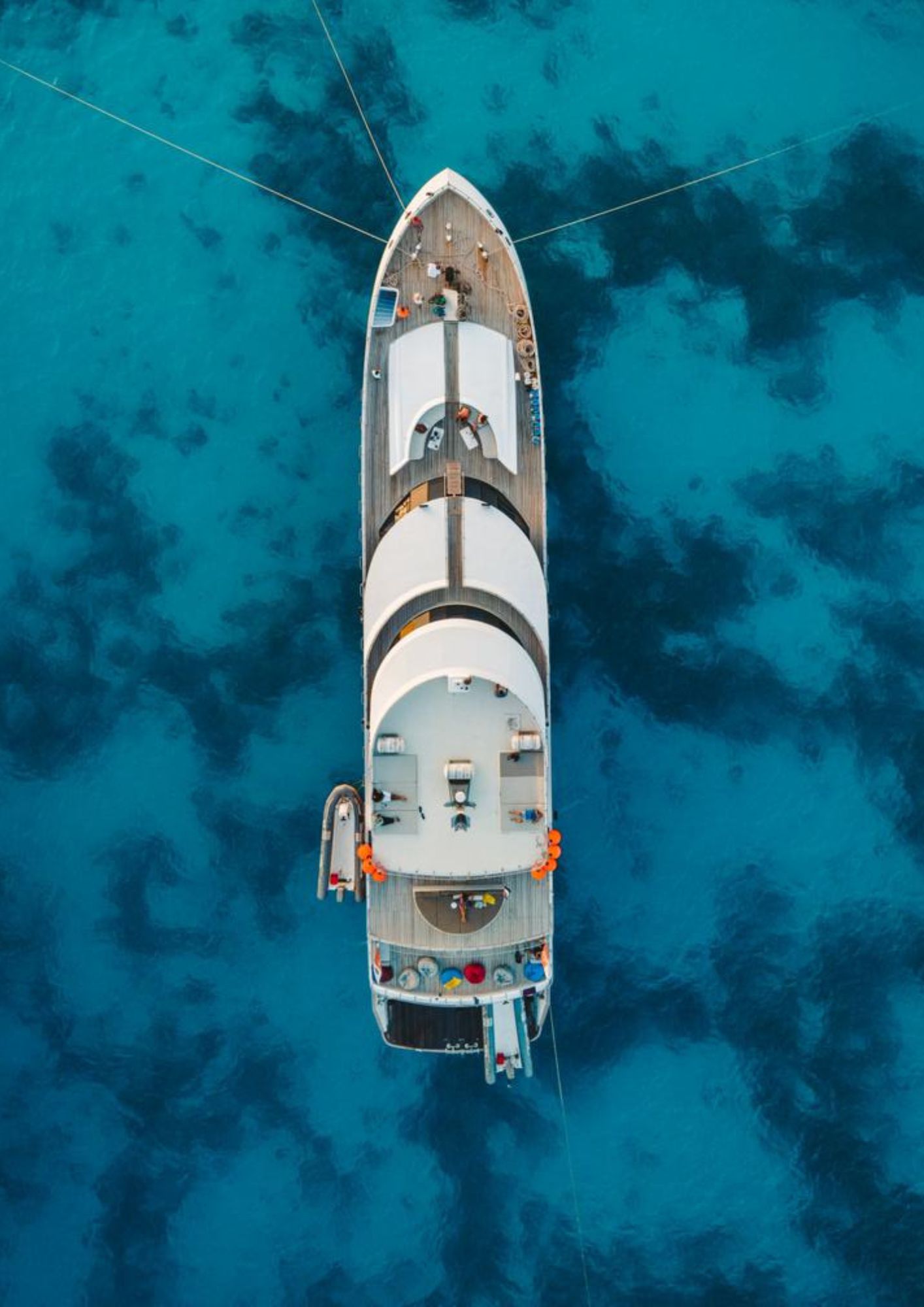 Vista aérea de un barco liveaboard sobre agua turquesa